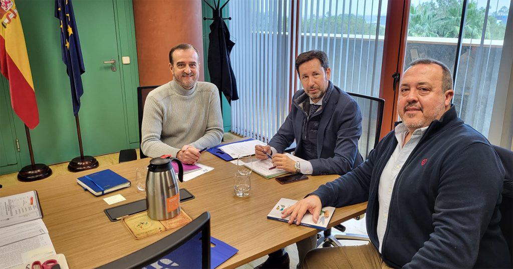 COPAO no apoya formar a orientadores sin titulación en Psicología. Encuentro en diciembre de 2022 entre el decano y el coordinador del Área Psicología Educativa del Colegio Oficial de Psicología de Andalucía Occidental , José Tenorio y Francisco Manuel Romero, respectivamente, con el secretario general de Desarrollo Educativo de la Junta de Andalucía, Francisco Javier Fernández.